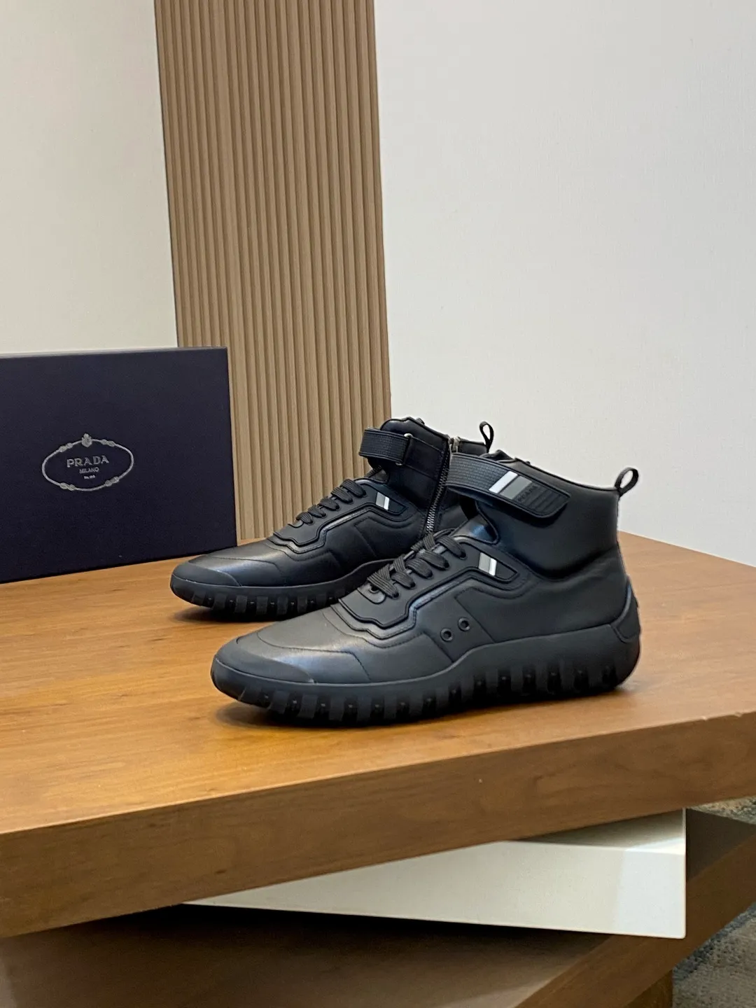 Men's shoes 💰860 Prada/Prada's new men's patchwork casual sports boots! The shoe's exquisite stitching outlines a unique geometric texture, and contemporary lines and details reinterpret the classic sports style. The upper is made of ultra-official material, and the lining is full cowhide. It is lightweight, breathable, practical and versatile. The tongue is decorated with the Prada Milano logo, and the logo print is embellished with the laces. It is paired with a 2.5cm two-color rubber sole to create a comfortable wearing experience. Comes with full set of original packaging dust bag! Size: 39-40-41-42-43-44 (45 customized) standard leather shoe size